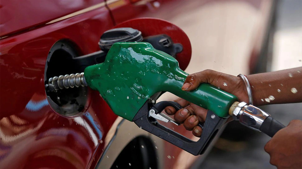 Petrol Diesel price on 28 november 2020 indian oil petrol rate today delhi mumbai kolkata chennai Diesel rate today latest update | Petrol, Diesel की कीमत में लगातार तीसरे दिन हुई बढ़ोतरी, जानिए आज का नया रेट