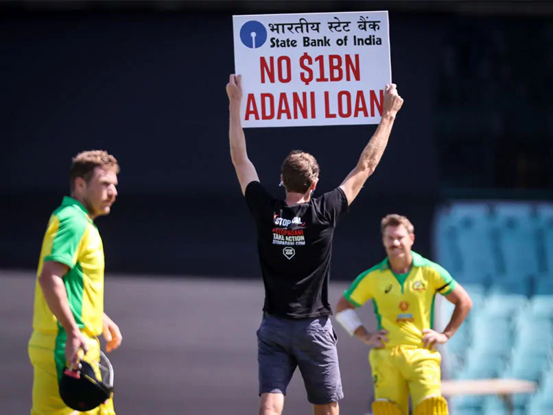 Two protesters entered the ground during India Australia ODI – भारत आस्ट्रेलिया वनडे के दौरान मैदान पर दो प्रदर्शनकारी घुसे