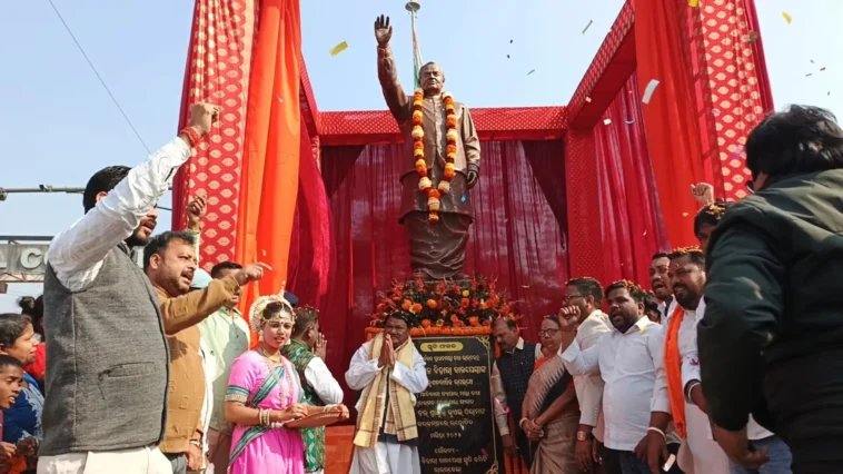 Union Minister Jewel Oram unveiling Atal Bihari Vajpayee statue in Rourkela