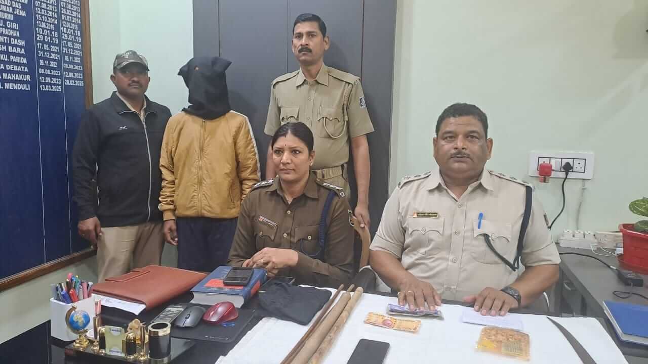 Police arresting mastermind involved in fake job advertisement scam in Sundargarh