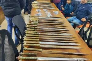 “Illegal arms smuggling case में पुलिस द्वारा जब्त की गई तलवारें और हथियारों का बड़ा जखीरा