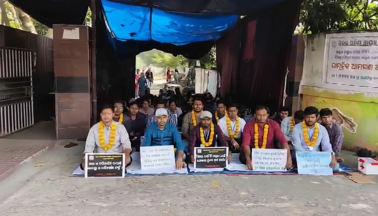 Students on hunger strike at Rourkela AYUSH Medical College demanding 5-point demands