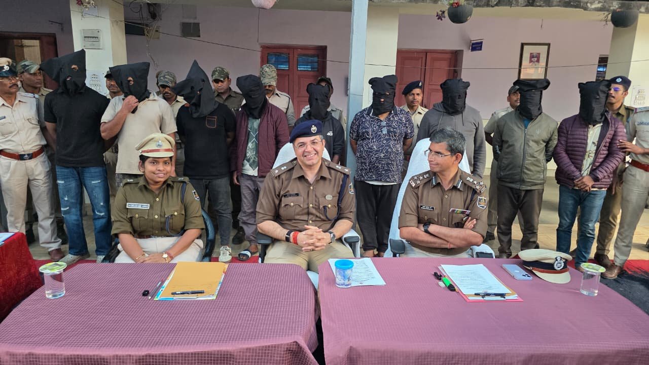 Online betting gang arrested in Rourkela with seized cash and Mahindra Thar