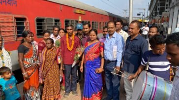 Jammu hostage youth Purushottam Gaud welcomed in Rourkela railway station