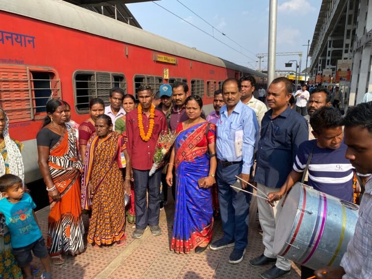 Jammu hostage youth Purushottam Gaud welcomed in Rourkela railway station