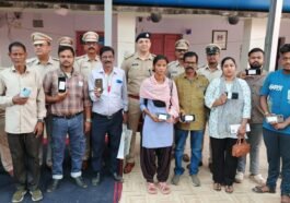 Rourkela Mobile Mela SP returning recovered mobile phones to owners