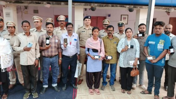 Rourkela Mobile Mela SP returning recovered mobile phones to owners