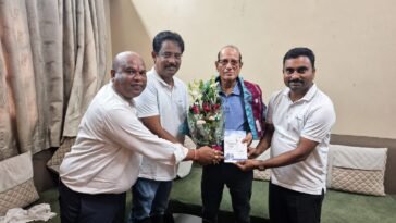 Vihangam Yog Sandesh Yatra delegation felicitating Puranmal Agrawal in Rourkela before the September 22 spiritual event