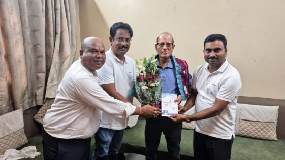 Vihangam Yog Sandesh Yatra delegation felicitating Puranmal Agrawal in Rourkela before the September 22 spiritual event