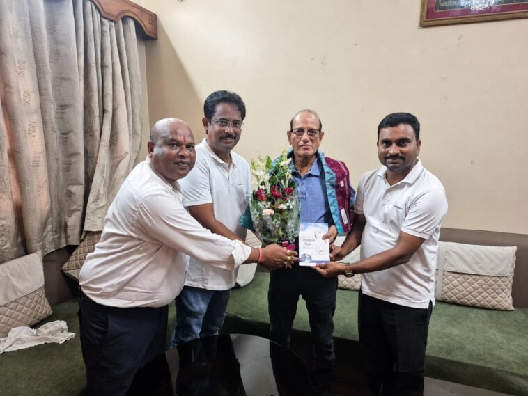 Vihangam Yog Sandesh Yatra delegation felicitating Puranmal Agrawal in Rourkela before the September 22 spiritual event